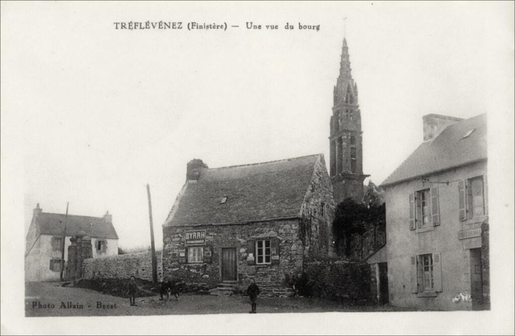 Une vue du bourg de Tréflévénez dans les années 1900.