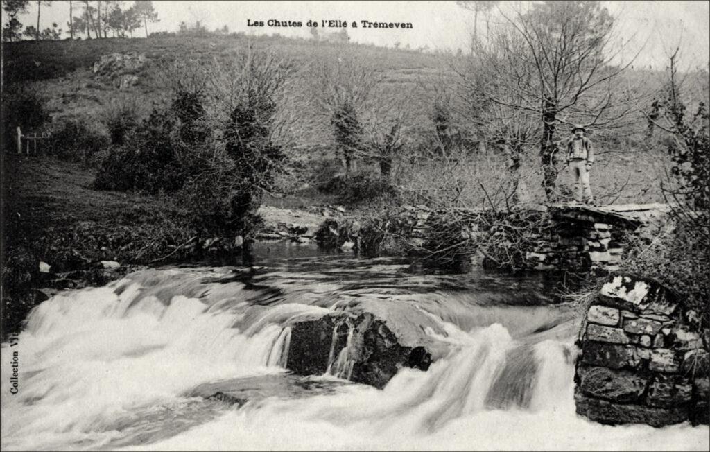 La chute d'eau de l'Ellé sur la commune de Tréméven.