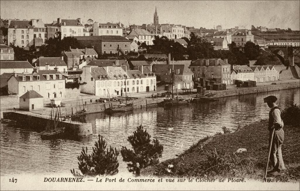 Le port de commerce et le clocher de l'église Saint-Joseph vue depuis l'ancienne commune de Ploaré.