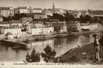 Le port de commerce et le clocher de l'église Saint-Joseph vue depuis l'ancienne commune de Ploaré.