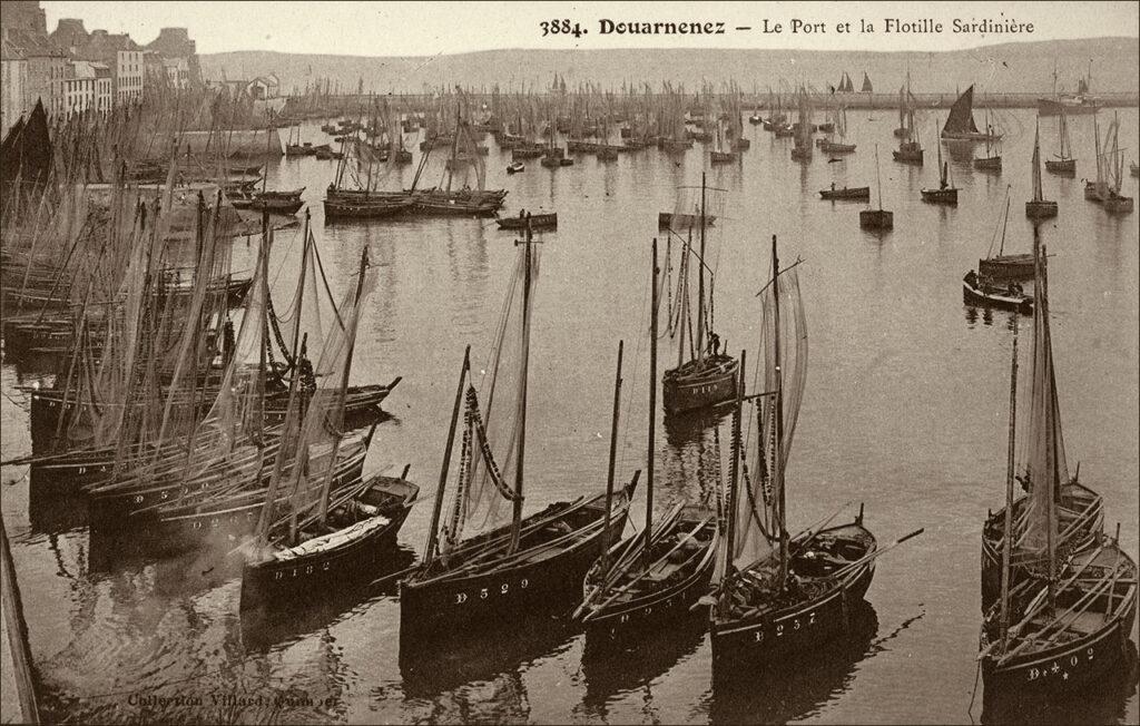 Le port de Douarnenez et la flottille sardinière dans les années 1900.