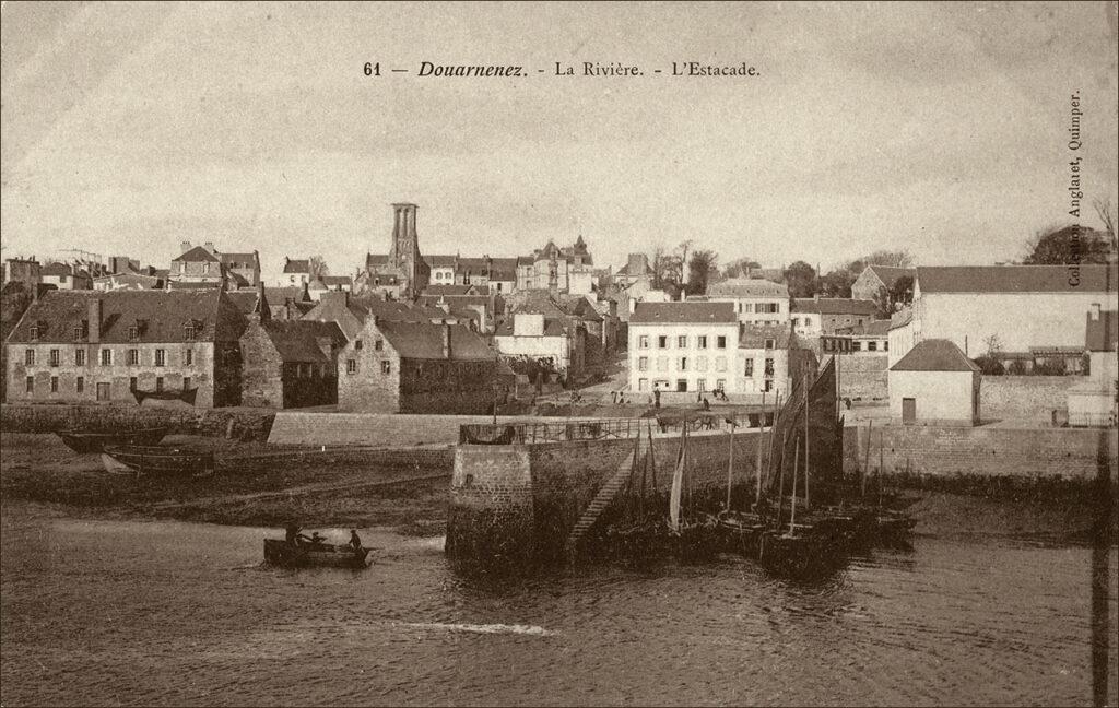 L'estacade dans le port de Douarnenez.