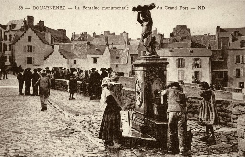 La fontaine monumentale dans le bourg de Douarnenez.