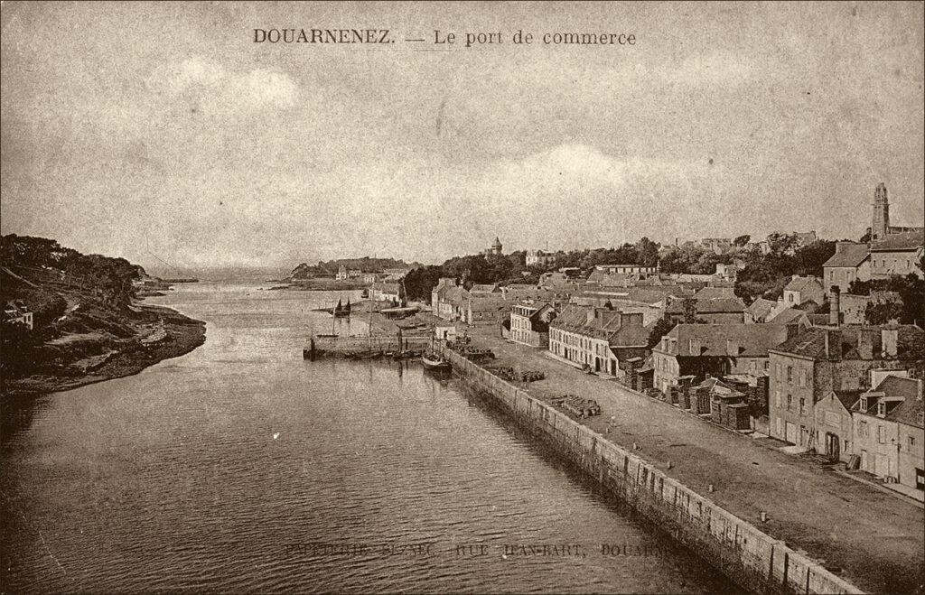 Le port de commerce de Douarnenez dans les années 1900.