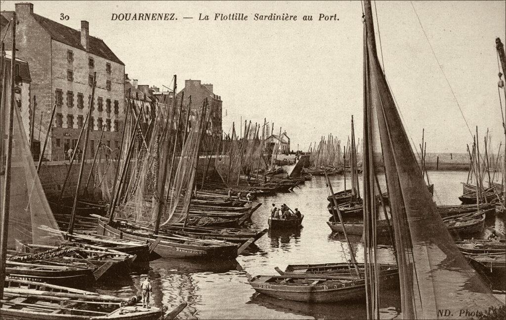 La flottille des chaloupes sardinières a quai dans le port de Douarnenez.