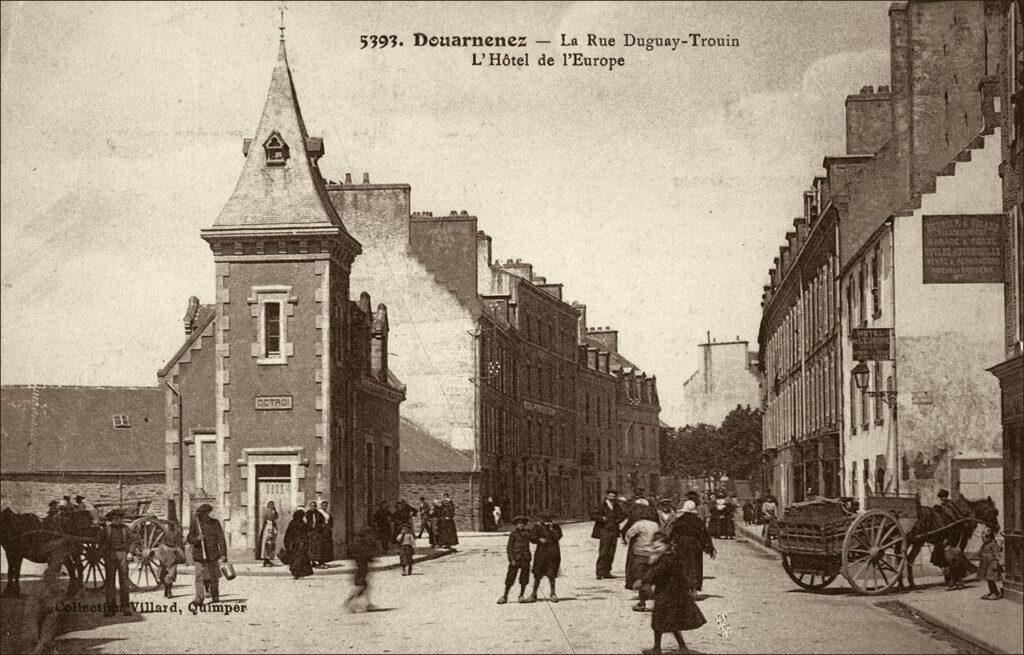 La rue Duguay-Trouin et l'hôtel de l'Europe dans le bourg de Douarnenez.