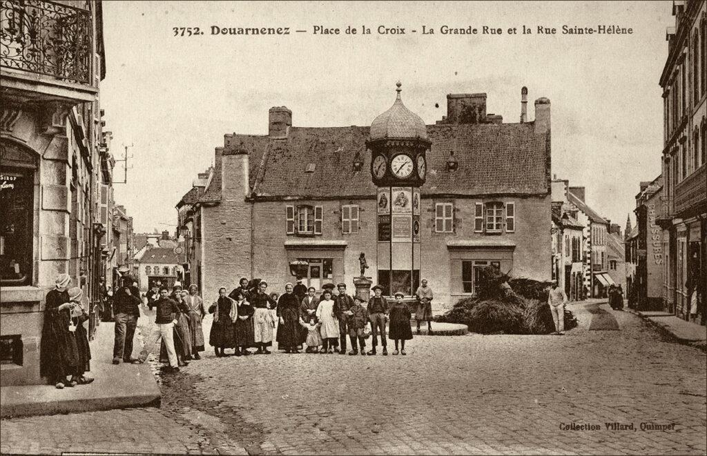 La place de la Croix dans le bourg de Douarnenez avec la grande rue et la rue Sainte-Hélène.