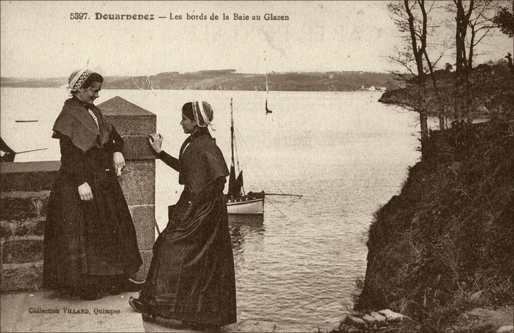 Deux jeunes filles de Douarnenez portant la coiffe au Glazen près du Rosmeur.