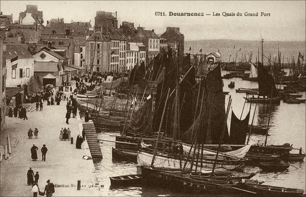 Les quais du grand port à Douarnenez dans les années 1900.