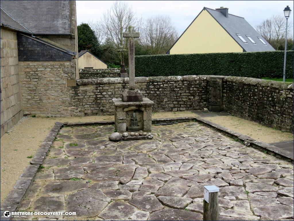 Les cimetière des saints près de l'église de Lanrivoaré.