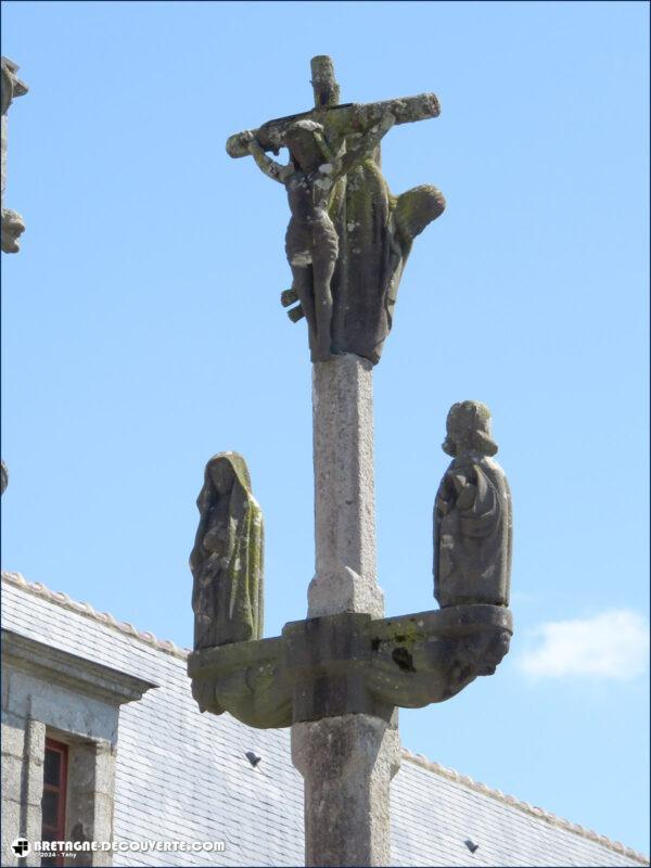 Le calvaire sur le placitre de l'église Saint-Blaise du Cloître-Pleyben.