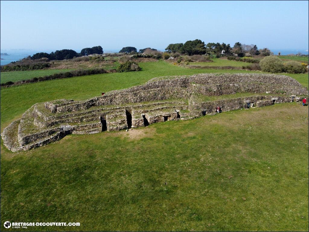 Le cairn de Barnenez à Plouézoc'h.