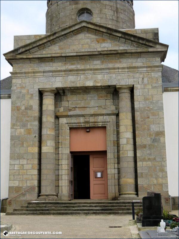 Le portail occidental de l'église Saint-Sané de Plouzané.