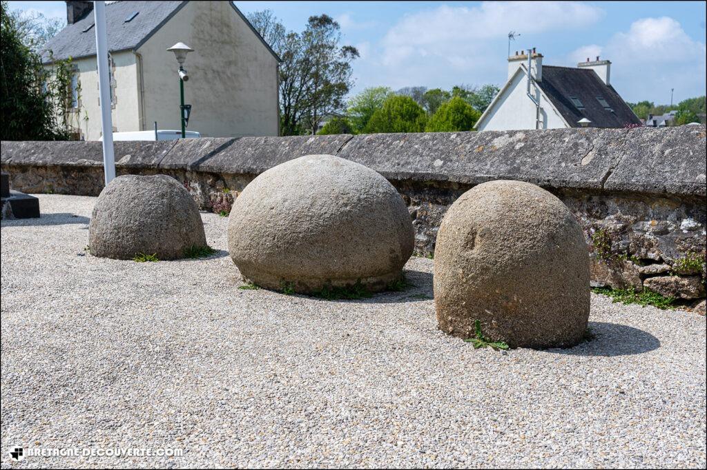 Stèles celtiques près de l'église de Saint-Divy.