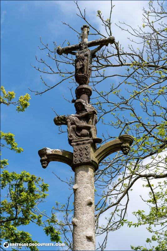 Détail du calvaire du cimetière de la commune de Saint-Divy.