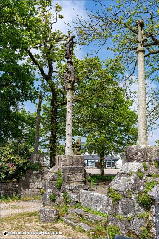 Calvaire du cimetière de la commune de Saint-Divy.