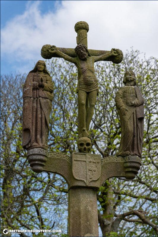 Détail du calvaire du cimetière de la commune de Saint-Divy.