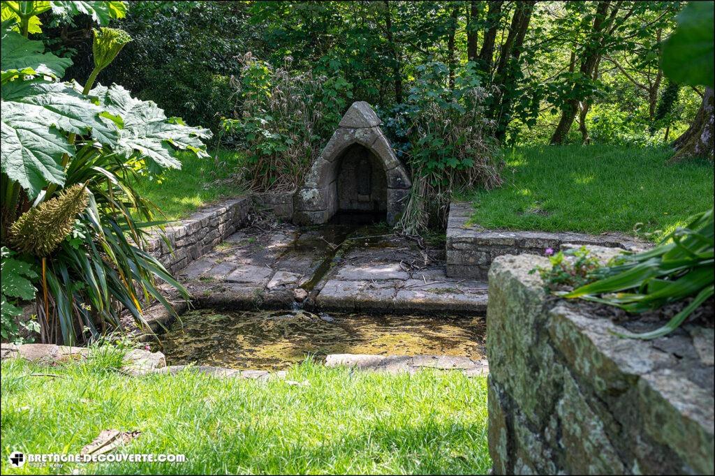 La fontaine Saint-Divy dans la commune de Saint-Divy.