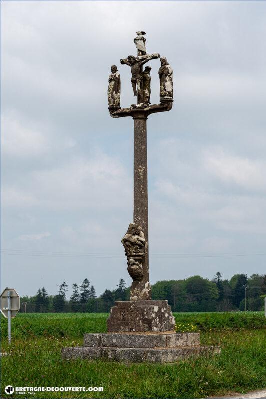 La croix de Kerlavarec sur la commune de La Martyre.