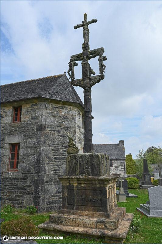 Calvaire monumental du cimetière de la commune du Tréhou.
