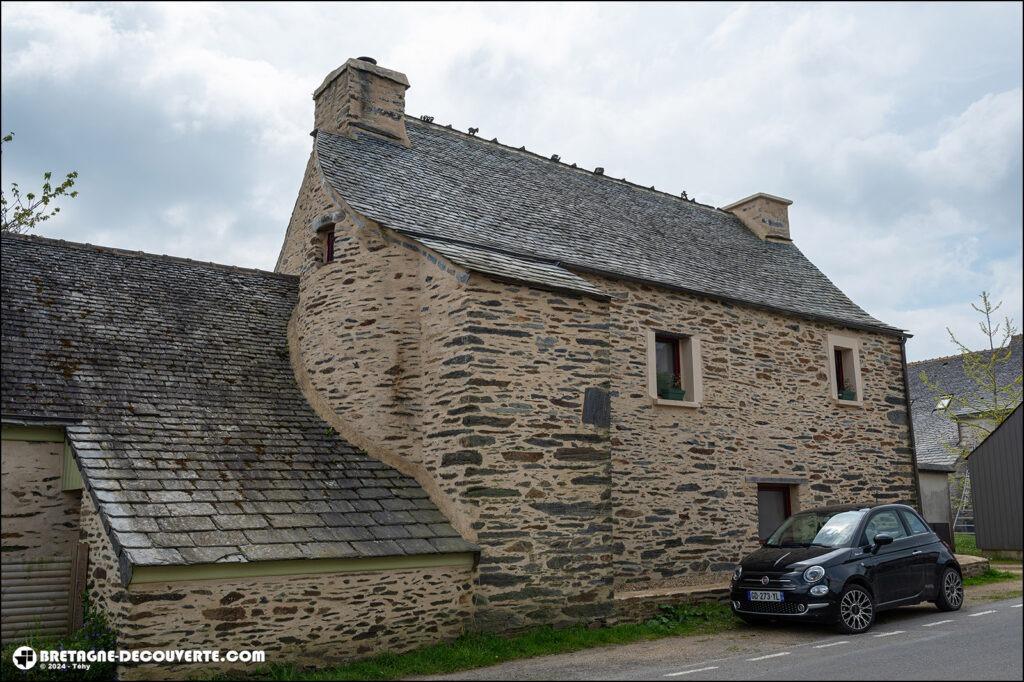 Maison à tourelle dans le bourg du Tréhou.