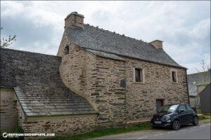 Maison à tourelle dans le bourg du Tréhou.