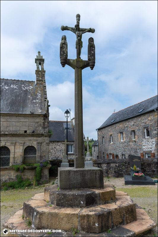 Le calvaire du cimetière de la commune d'Irvillac.