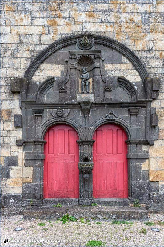 L'entrée de l'église Saint-Pierre d'Irvillac.