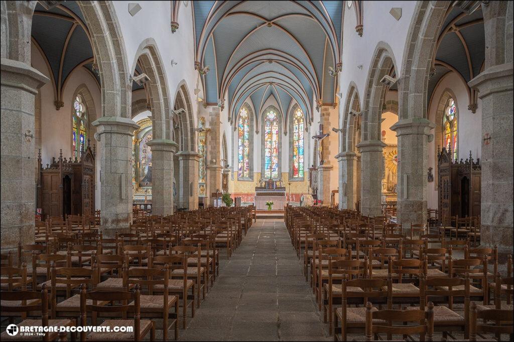 La nef de l'église Saint-Pierre d'Hanvec.