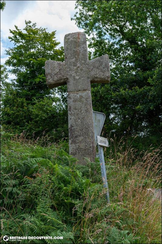 La croix de Lanveur sur la commune de Plounéventer.