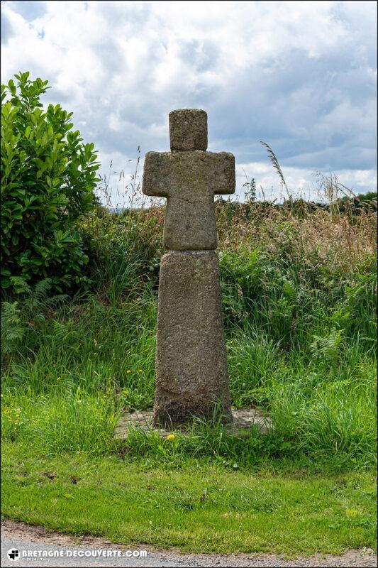 La stèle christianisée de Quelléron sur la commune de Plounéventer.