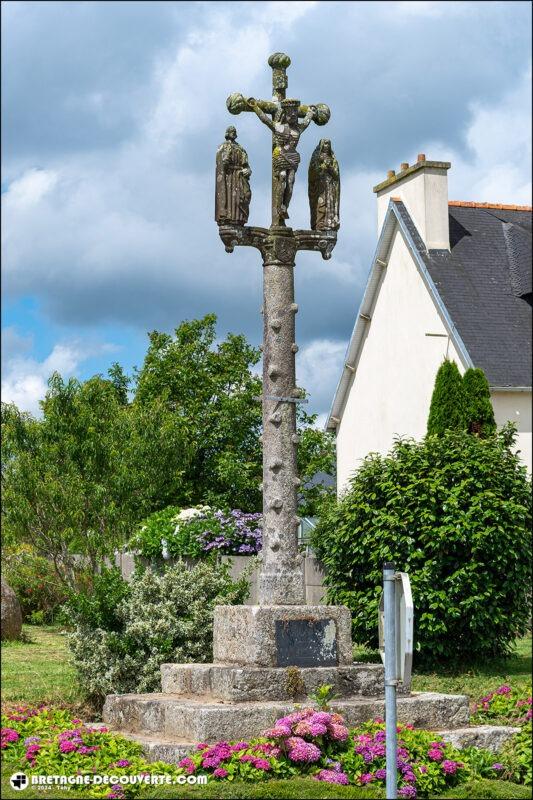 Le calvaire Sainte-Barbe sur la commune de Plounéventer.