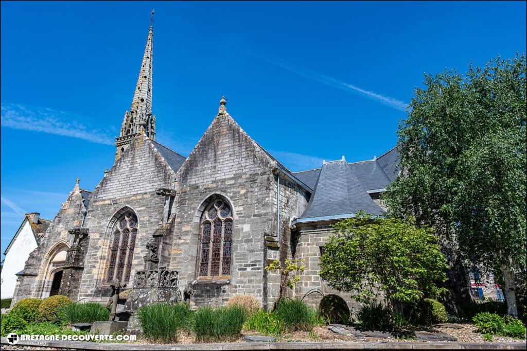 L'église Saint-Pierre sur la commune de Lopérec dans le Finistère.