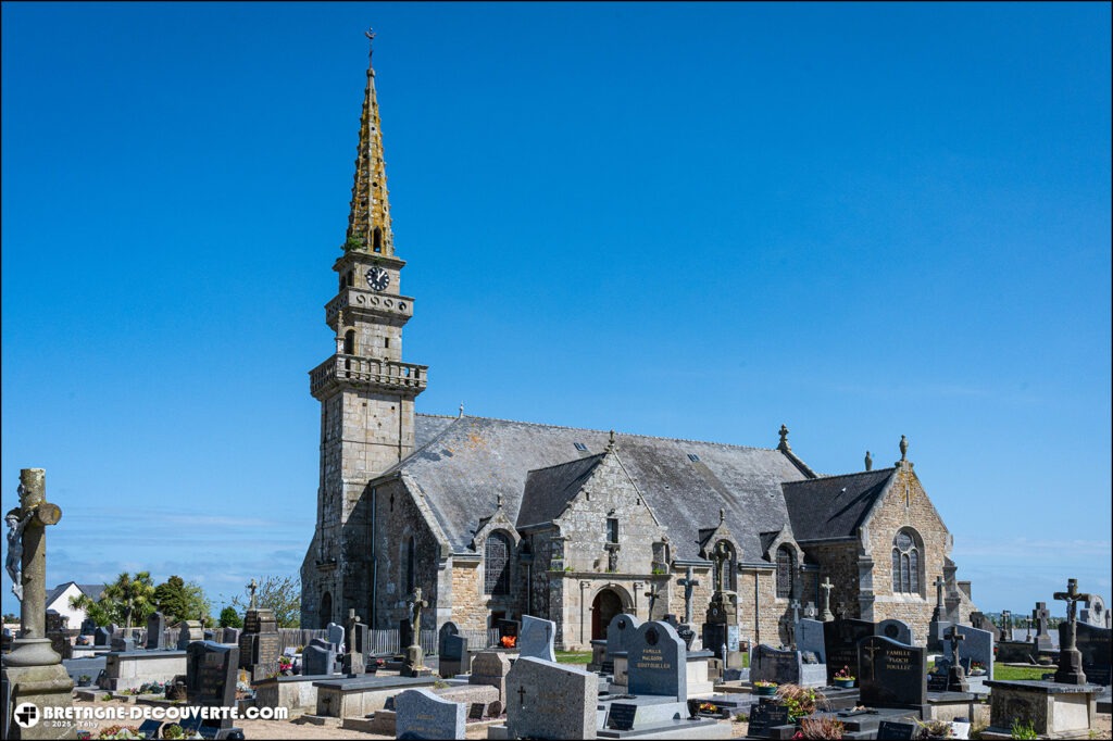 L'église paroissiale Saint-Colomban de Plougoulm dans le Finistère.