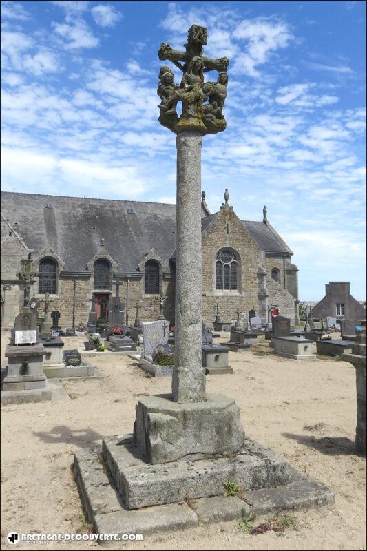 Le calvaire du cimetière de l'église Saint-Colomban de Plougoulm.