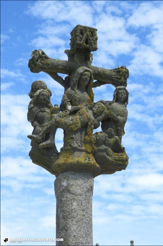 Le calvaire du cimetière de l'église Saint-Colomban de Plougoulm.