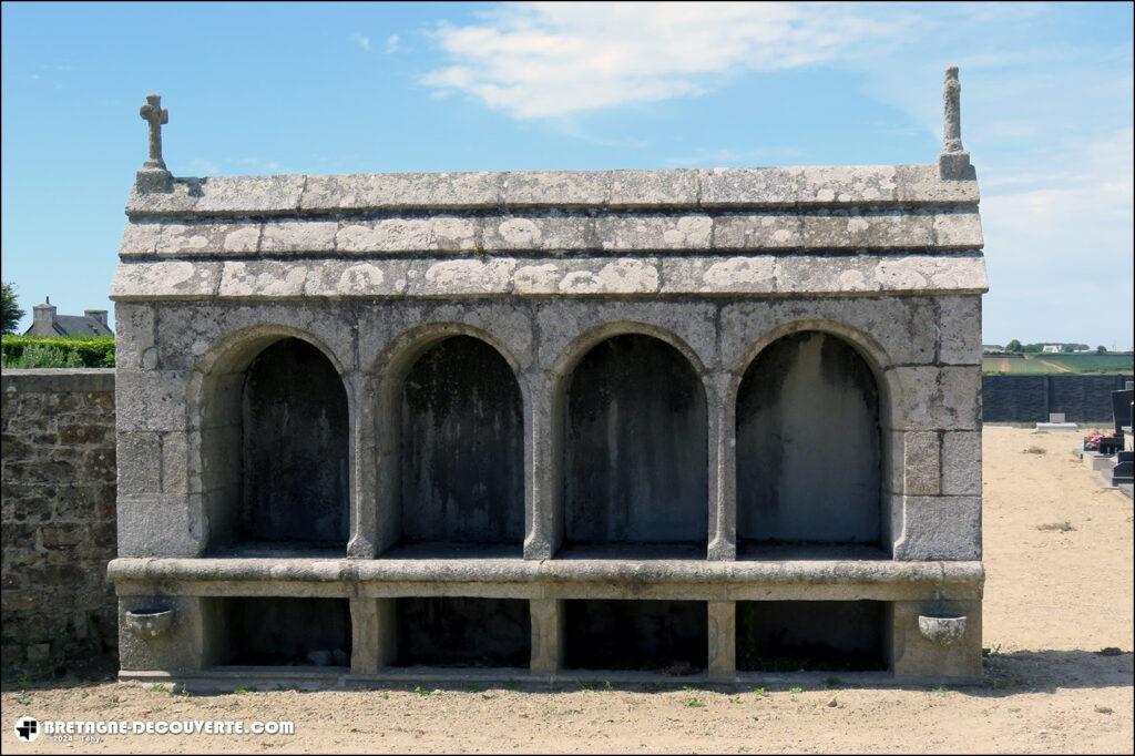L'ossuaire du cimetière de l'église Saint-Colomban de Plougoulm.