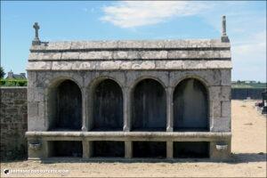 L'ossuaire du cimetière de l'église Saint-Colomban de Plougoulm.