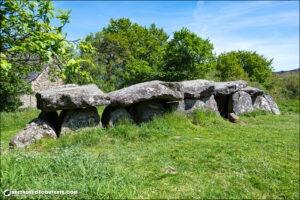 L'allée mégalithique de Mougau-Bihan sur la commune de Commana.