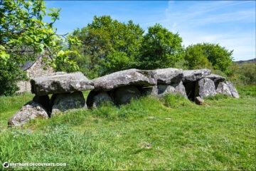 L'allée mégalithique de Mougau-Bihan sur la commune de Commana.