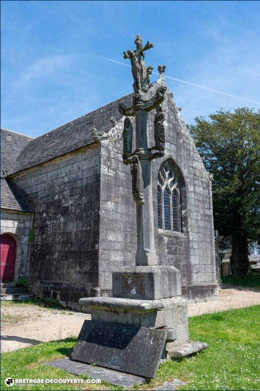 Le calvaire de l'église Sainte-Geneviève sur la commune de Loqueffret.
