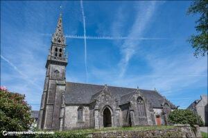 L'église Saint-Jean-Baptiste sur la commune de La Feuillée.
