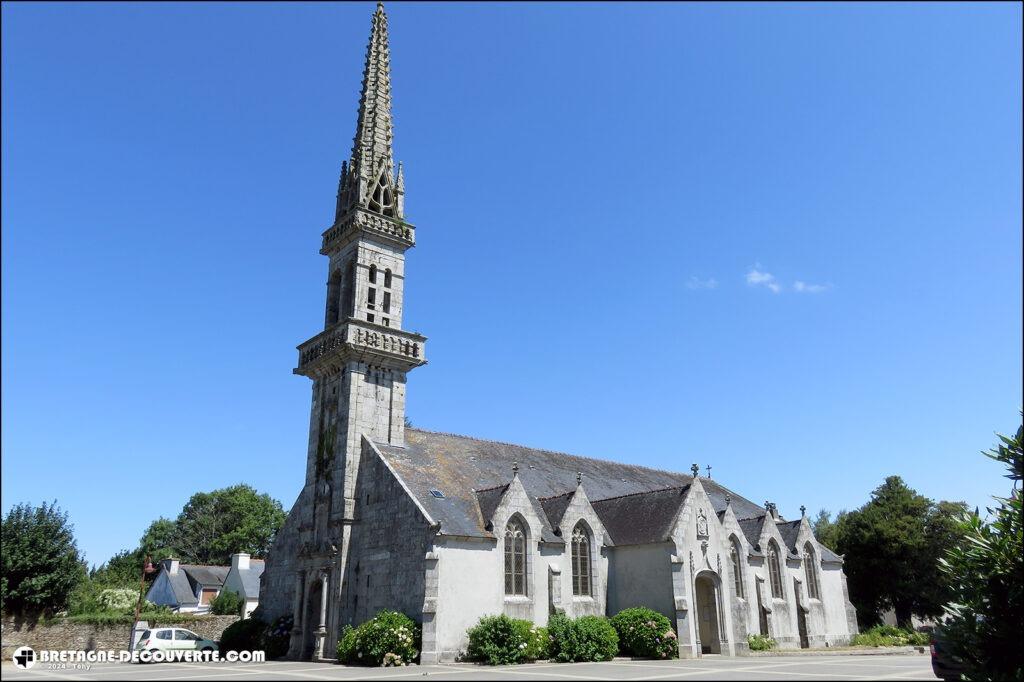 L'église paroissiale Saint-Pierre sur la commune de Plouyé dans le Finistère.