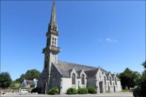 L'église paroissiale Saint-Pierre sur la commune de Plouyé dans le Finistère.