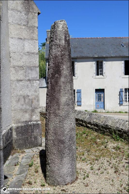 Stèle celtique sur la commune de Plouyé dans le Finistère.