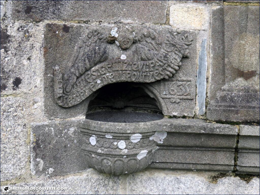 Le bénitier de l'ossuaire de l'église Saint-Pierre de Ploudiry.