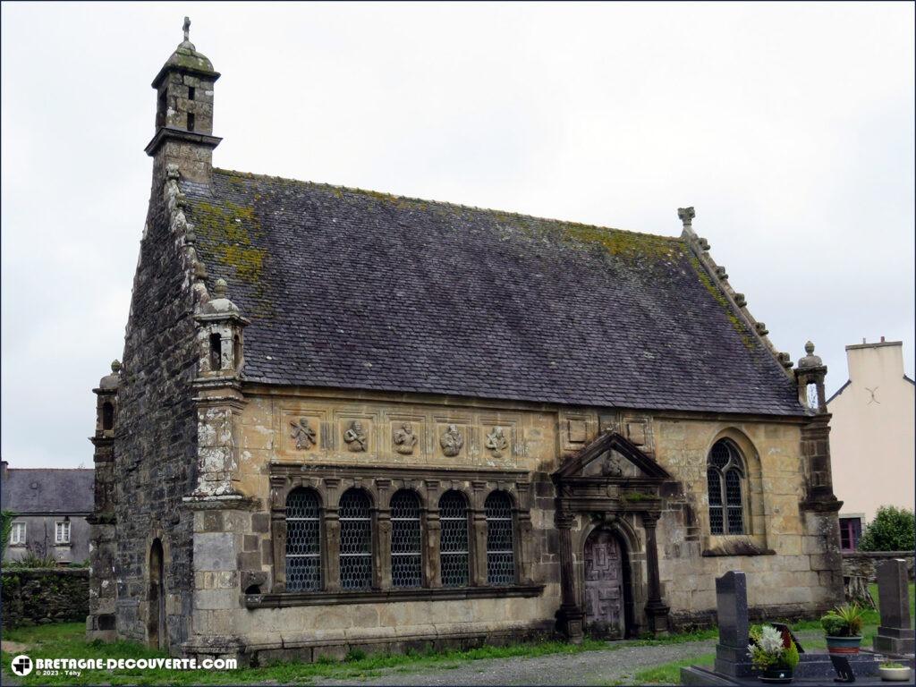 L'ossuaire de l'église Saint-Pierre de Ploudiry.