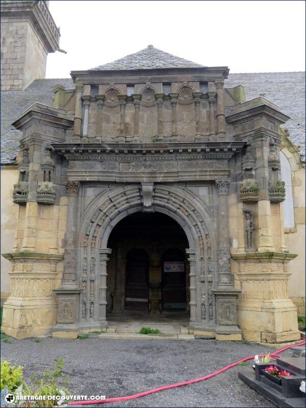 Le porche sud de l'église Saint-Pierre de Ploudiry.