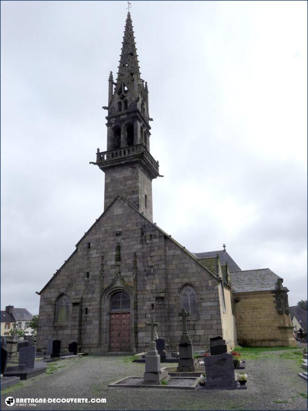 L'église Saint-Pierre sur la commune de Ploudiry.