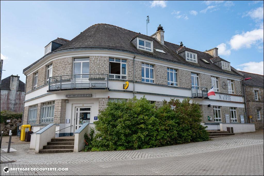 La mairie de la commune de Plouray dans le Morbihan.